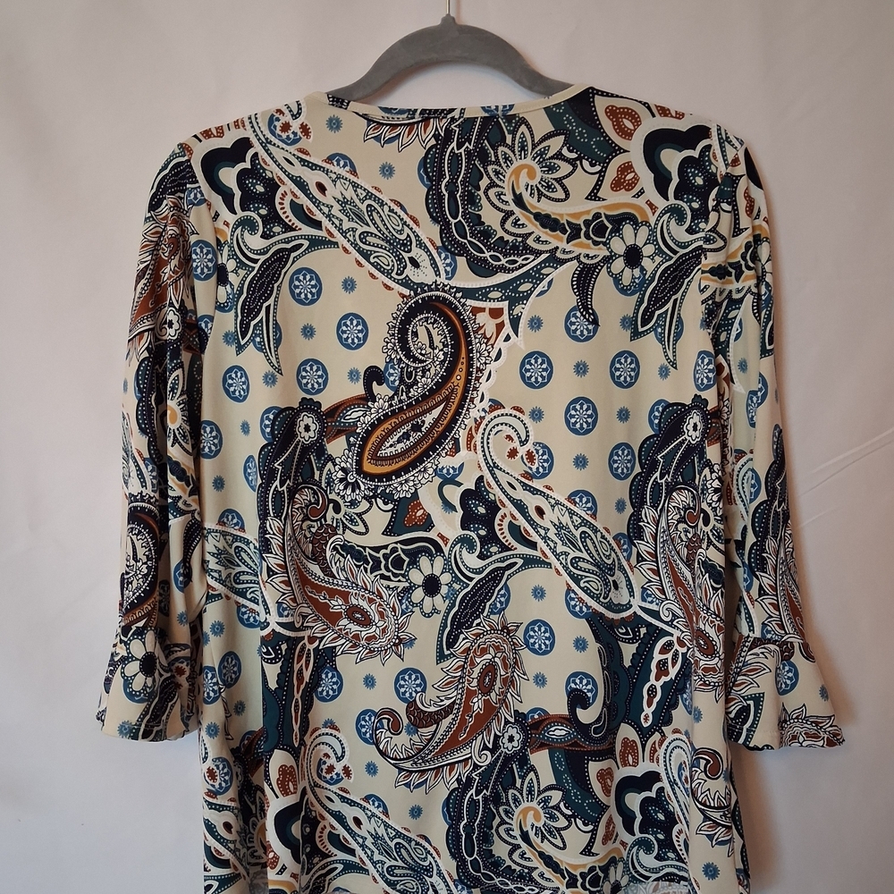 Another Reason Paisley V-Neck Women's Top in Cream and Navy - Picture 2 of 2